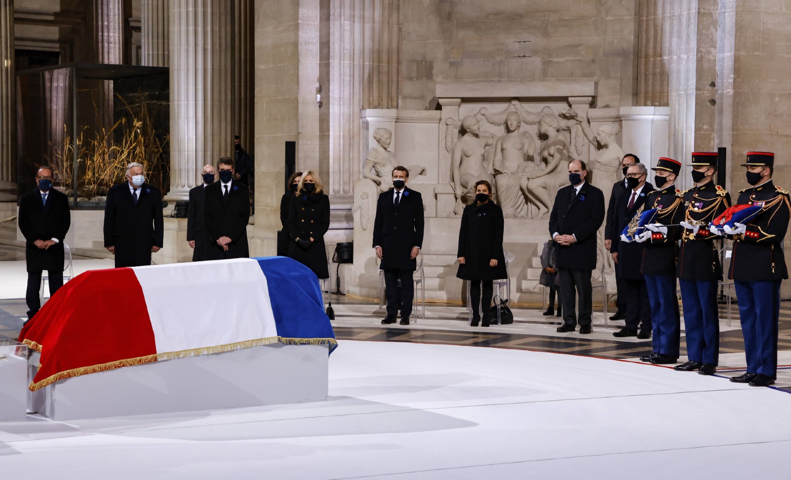 La président Macron devant le cercueil de Maurice Genevoix au Panthéon, le 11 novembre 2020 © Ludovic Marin/AP/SIPA Numéro de reportage: AP22512709_000040.