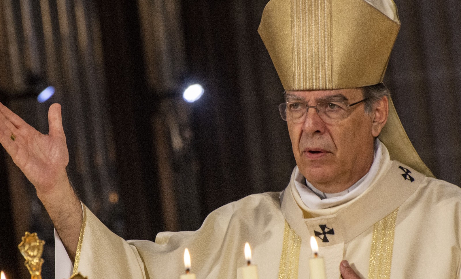 L'archevêque de Paris, Mgr Aupetit, célèbrant la messe de Pâques dans l'église de Saint-Germain-l'Auxerrois, à Paris, le 12 avril 2020. © Dominique Boutin/SIPA Numéro de reportage : 00955670_000007