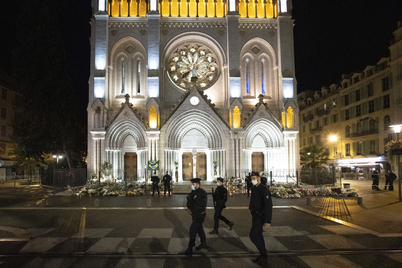 Une patrouille de Police lors de la célébration de la messe de la Toussaint, autour de la Basilique Notre-Dame de l'Assomption à Nice, le 1er novembre 2020. ©SYSPEO/SIPA Numéro de reportage : 00988958_000044