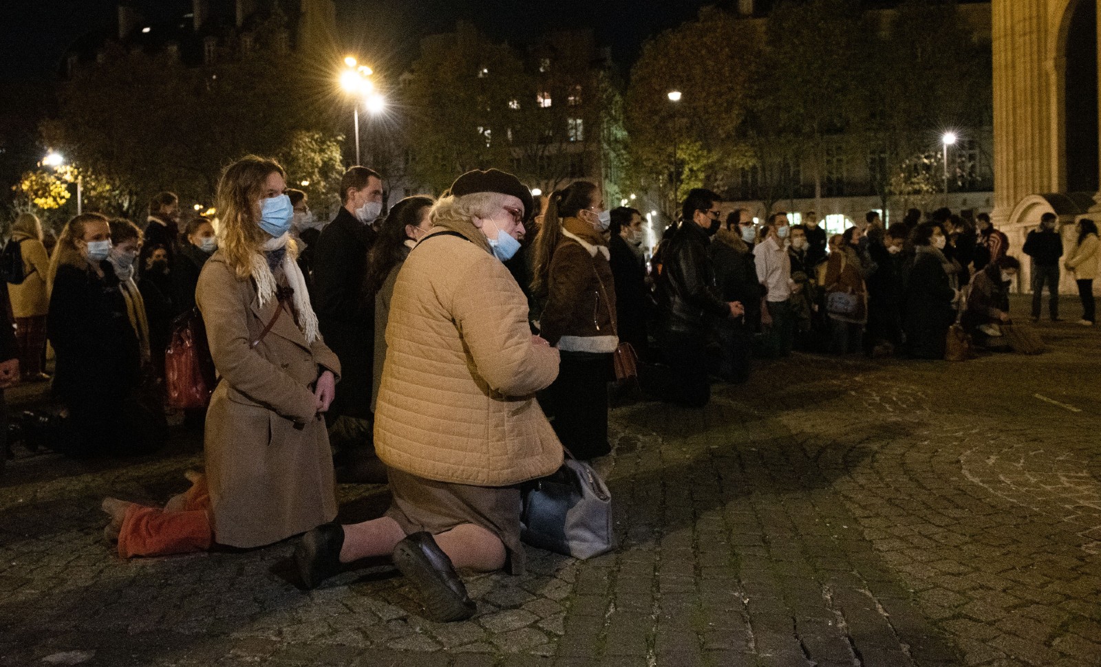 Des catholiques se rassemblent devant l’église Saint-Sulpice à Paris pour protester contre l'interdiction de célébrer les messes imposée par le gouvernement et confirmée par le Conseil d'État. © JEANNE ACCORSINI/SIPA Numéro de reportage: 00991058_000028.