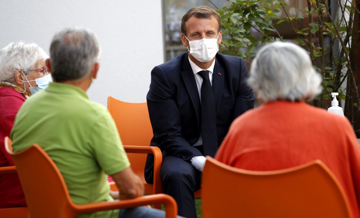 Emmanuel Macron en visite dans un Ehpad de Bracieux (Loir-et-Cher), 22 septembre 2020. © Yoan VALAT / POOL / AFP