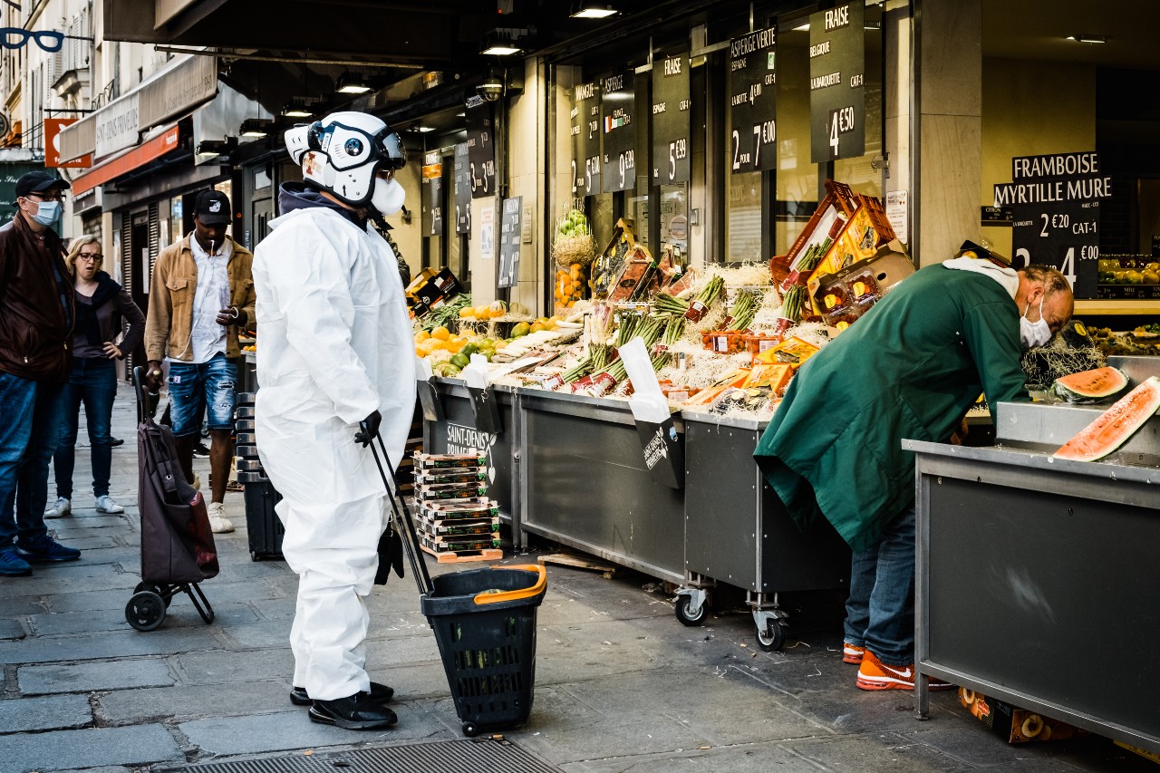 Protection anti-Covid intégrale pour ce client d'un marchand de fruits et légumes, Paris, 23 avril 2020. © Karine Pierre / Hans Lucas / AFP