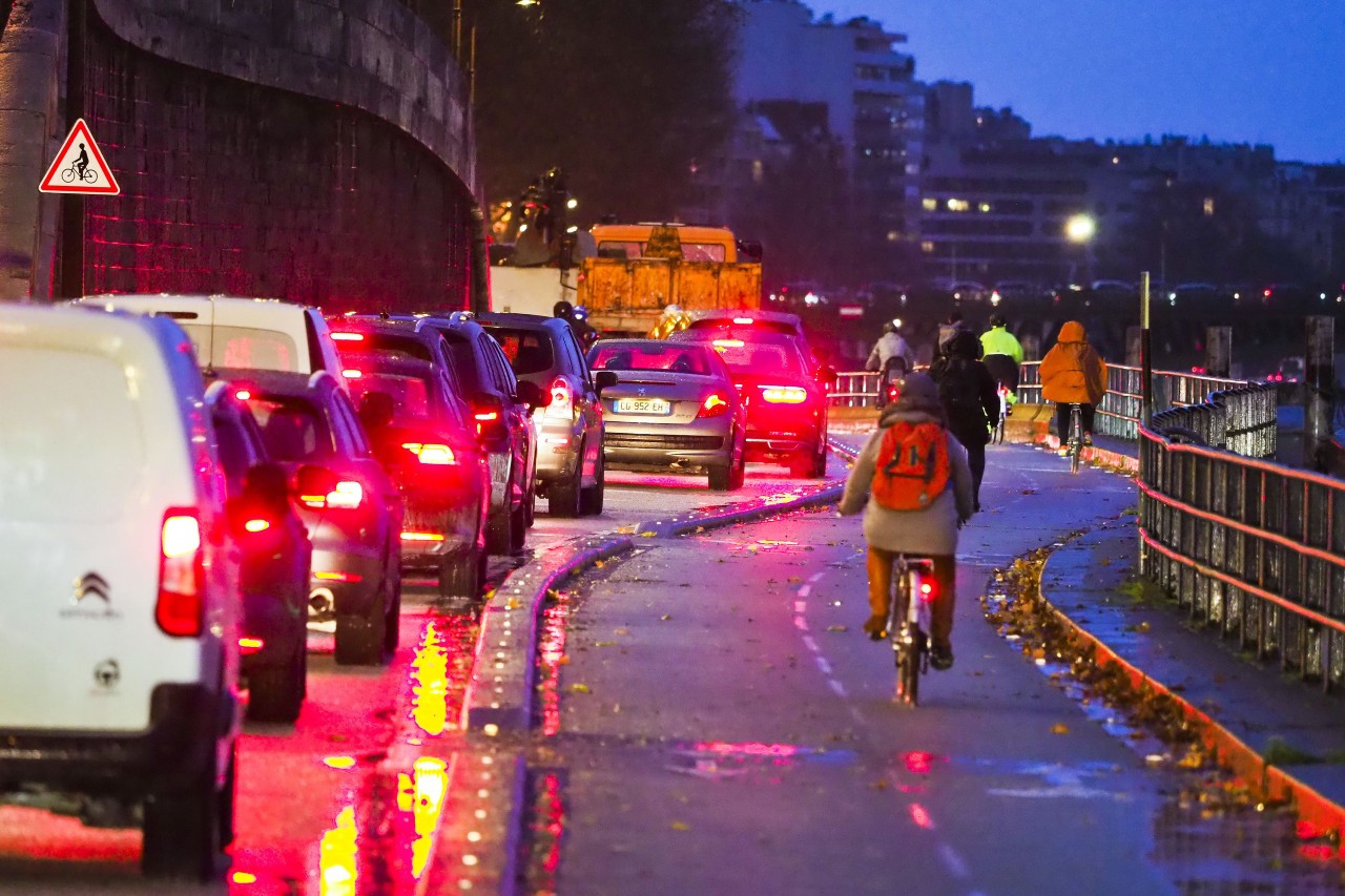 Vélos circulant sur la piste cyclable de la voie Georges-Pompidou (Paris), 13 décembre 2019. © Xavier FRANCOLON/SIPA Numéro de reportage : 00936798_000003