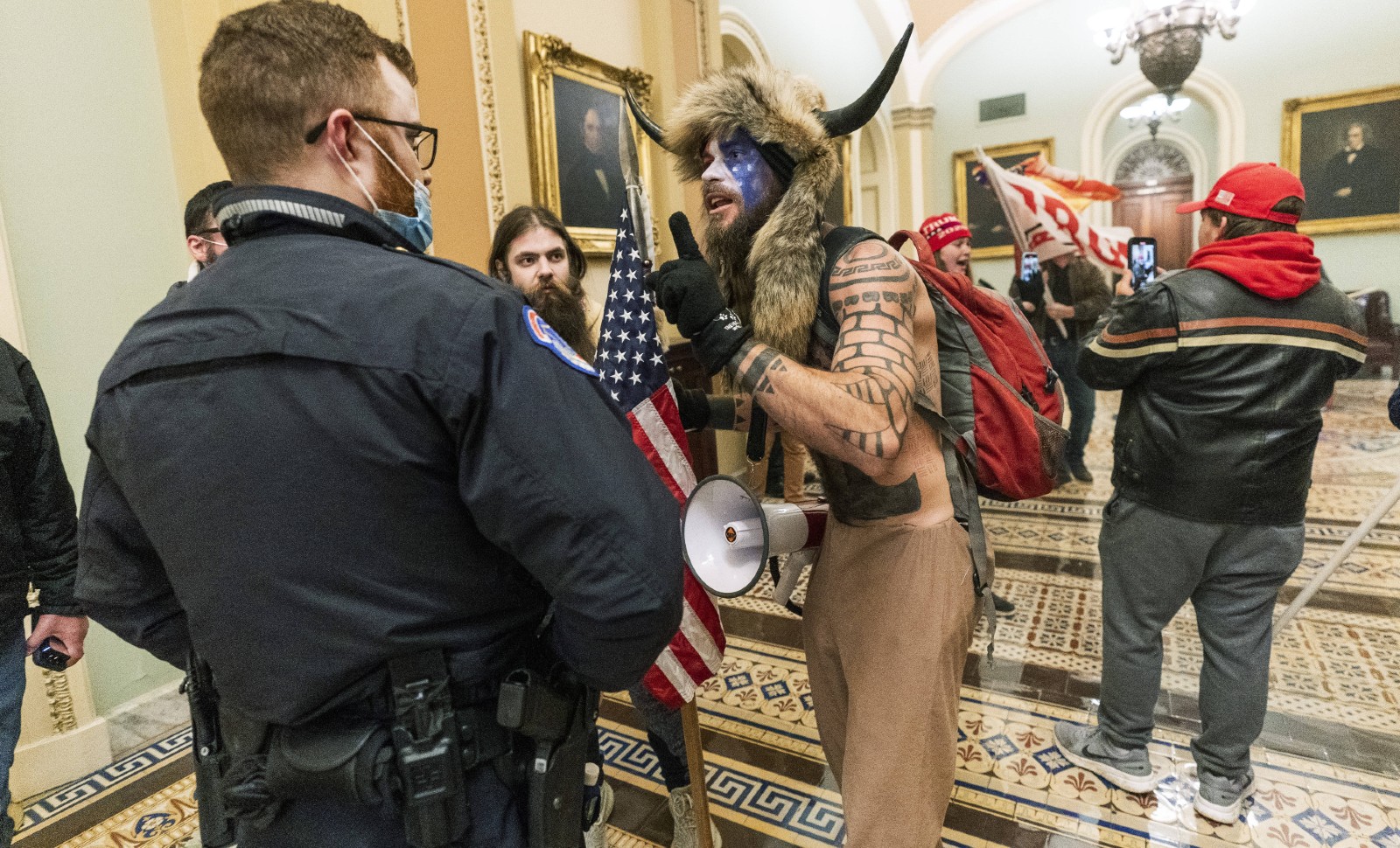 Des partisans radicaux de Donald Trump, entrés dans le Capitole, s'adressent aux policiers le 6 janvier 2021 à Washington © Manuel Balce Ceneta/AP/SIPA Numéro de reportage: AP22528058_000027