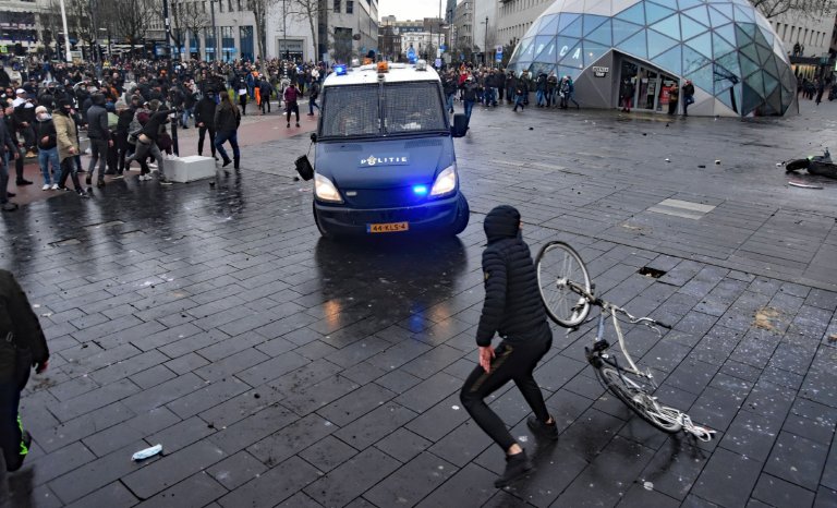 Voulez-vous savoir pourquoi Macron hésite à reconfiner? Regardez du côté des Pays-Bas!