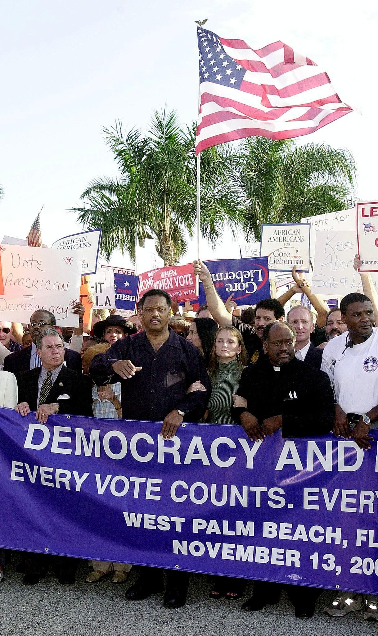 Manifestation en soutien à Al Gore, candidat démocrate à la présidentielle américaine, pour demander un recomptage des votes, West Palm Beach, Floride, 13 novembre 2000. © ROBERTO SCHMIDT