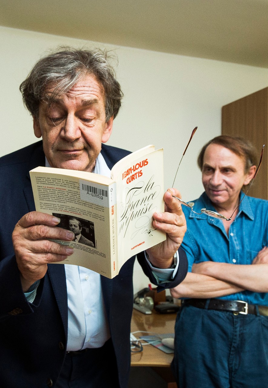 Alain Finkielkraut et Michel Houellebecq, juillet 2015. © Philippe MATSAS/Opale via Leemage.