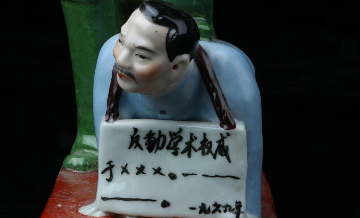 Garde-rouge-musee-terreur-communiste