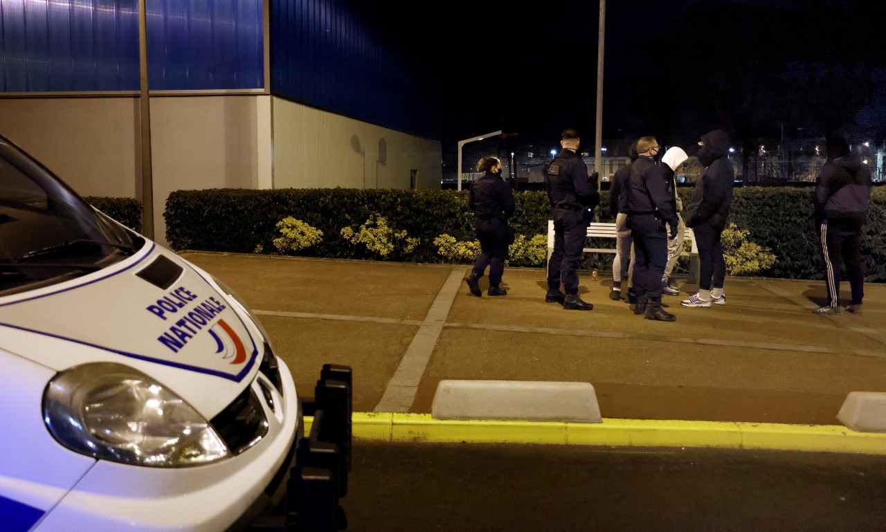 Opération de police à Quincy-sous-Senart (Essonne), après la mort d'un adolescent de 14 ans poignardé lors d'une rixe entre bandes, 24 février 2021 © THOMAS COEX / AFP