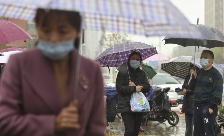 Est-il complotiste de continuer de s’interroger sur les origines du coronavirus?