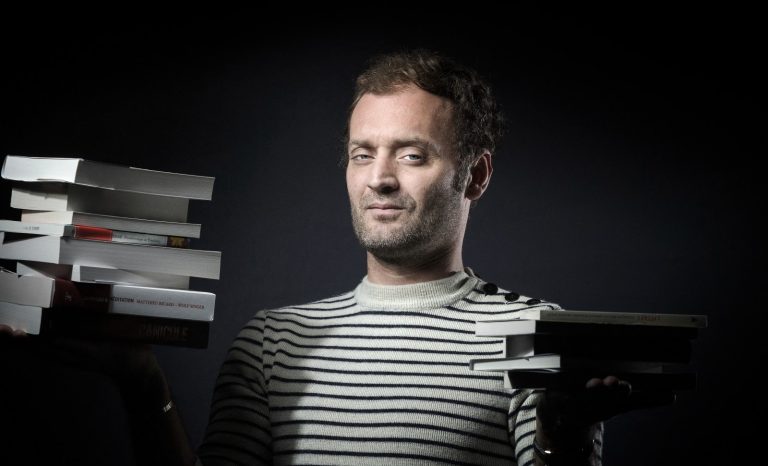 L’écrivain doit-il encore se taire pour écrire?