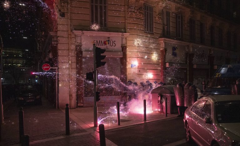 Antifas, LFI et militants de l’islam politique : les suppôts du pouvoir macronien