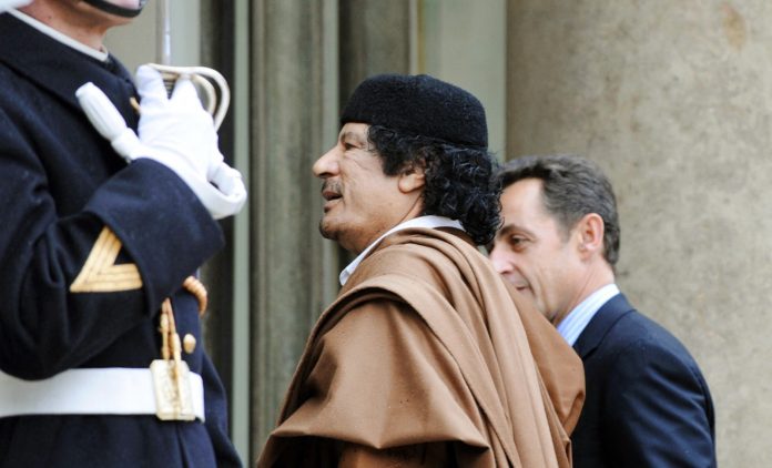 nicolas-sarkozy-mouammar-kadhafi-palais-de-l'elysee