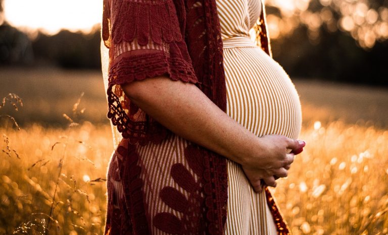 Renée Greusard, victime du “régime de l’hétérosexualité”, milite pour un consentement à la maternité