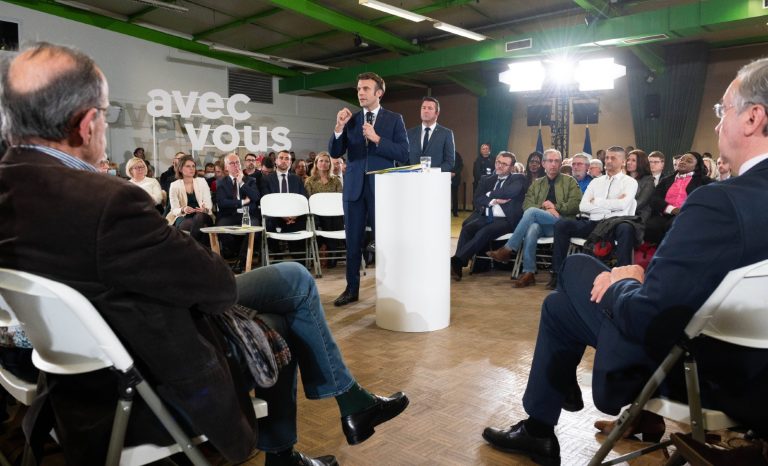 Macron à Poissy, le débat Potemkine