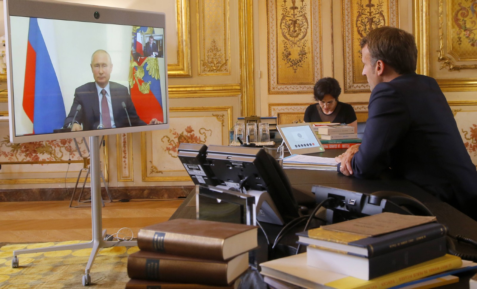 Macron/Ukraine: le drapeau au risque de l’effacement démocratique?