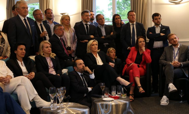 Garder Marine Le Pen sous le coude, pour empêcher une alternative politique?