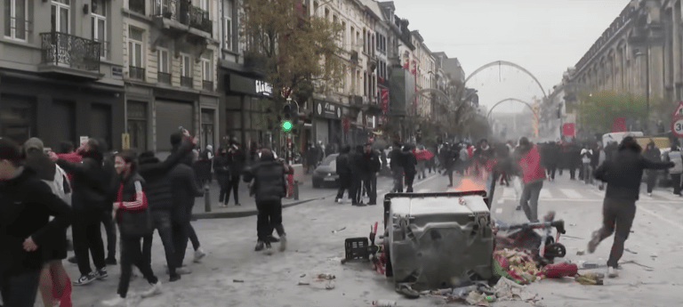 Mondial: les supporters marocains marquent des buts contre la police bruxelloise