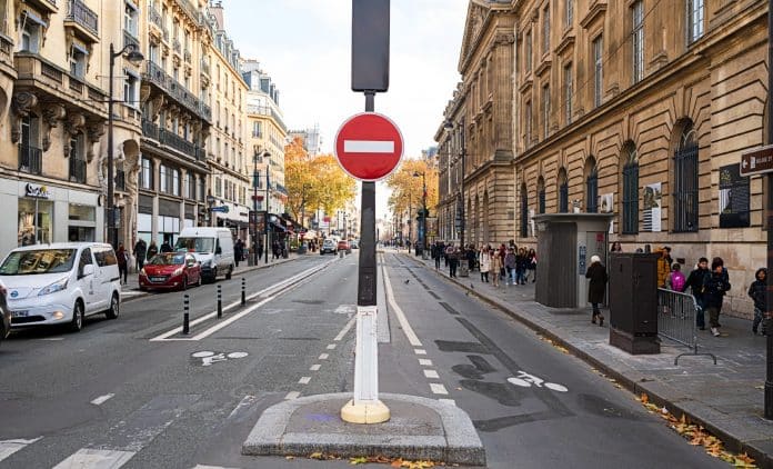 Paris-Anne-Hidalgo-voitures-rue-de-rivoli