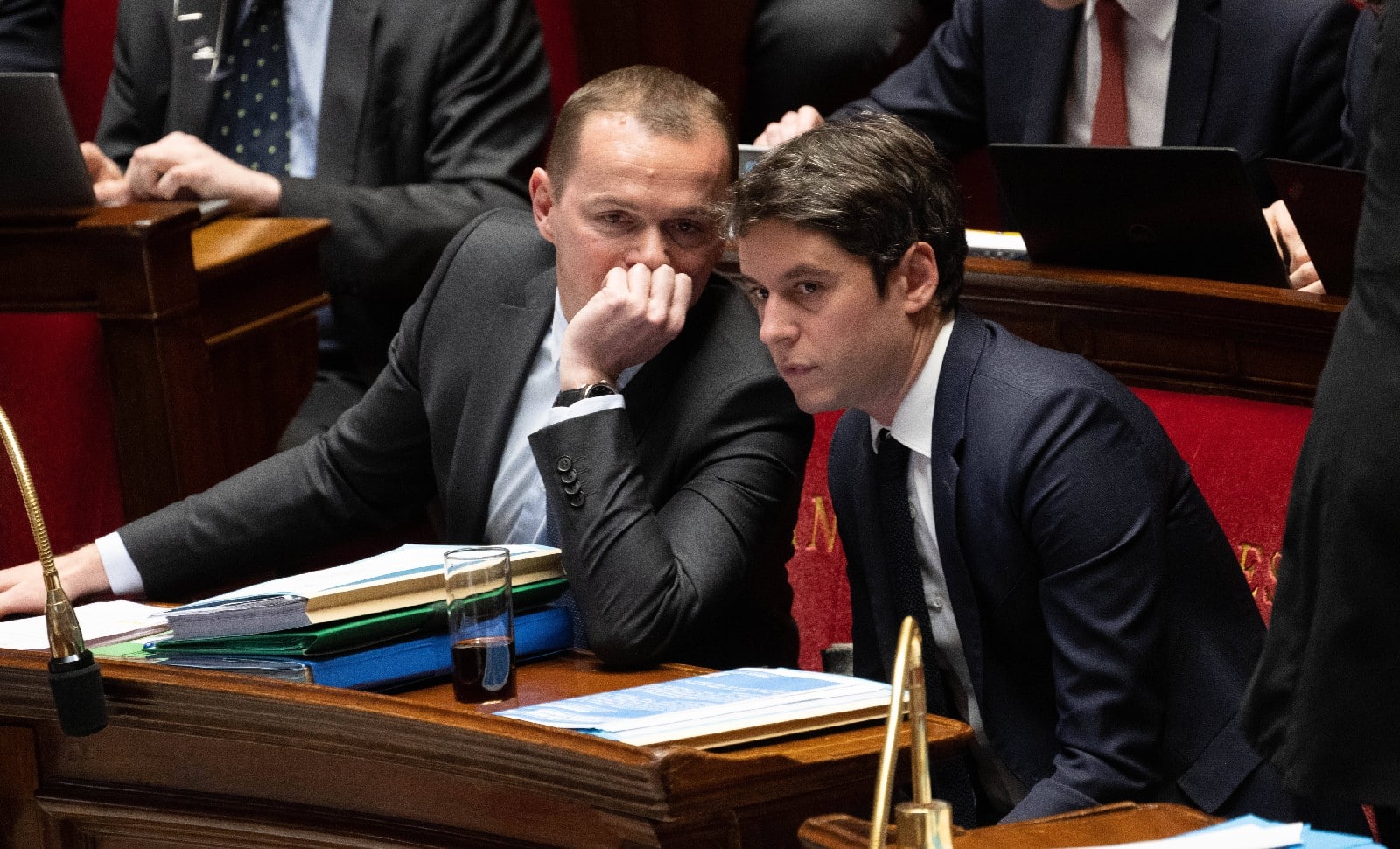 Olivier qui pleure, Gabriel qui rit: l’habit fait le ministre…