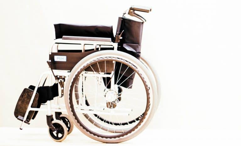 À pied, à cheval ou en fauteuil roulant, quand on est bête, on est bête