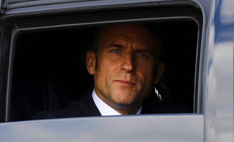 «Casserolades»: le pouvoir contraint à la politique du non contact