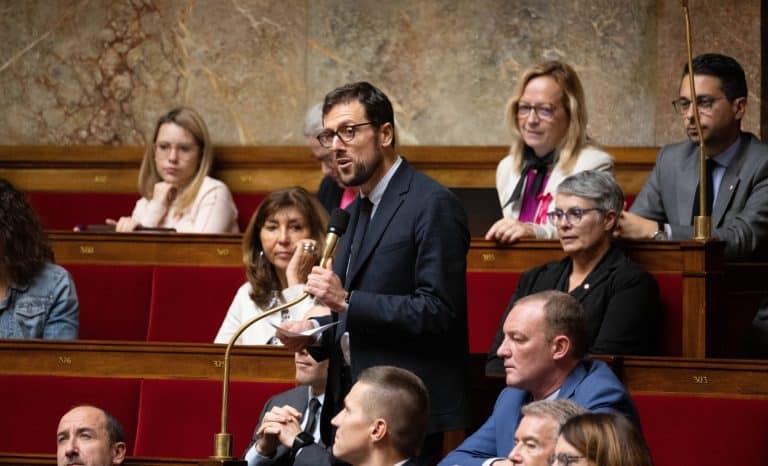 Planter son drapeau sur des ruines