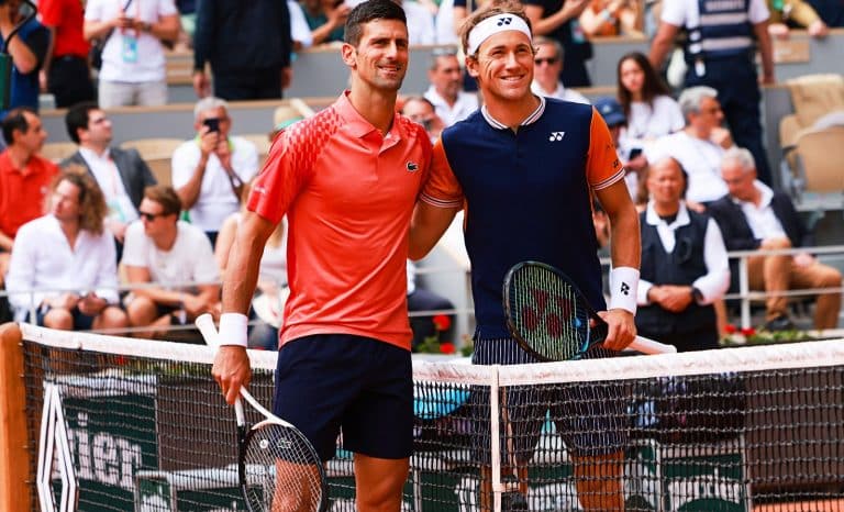 Imagine-t-on une hôtesse apporter la Coupe à Djokovic avec du poil aux pattes?