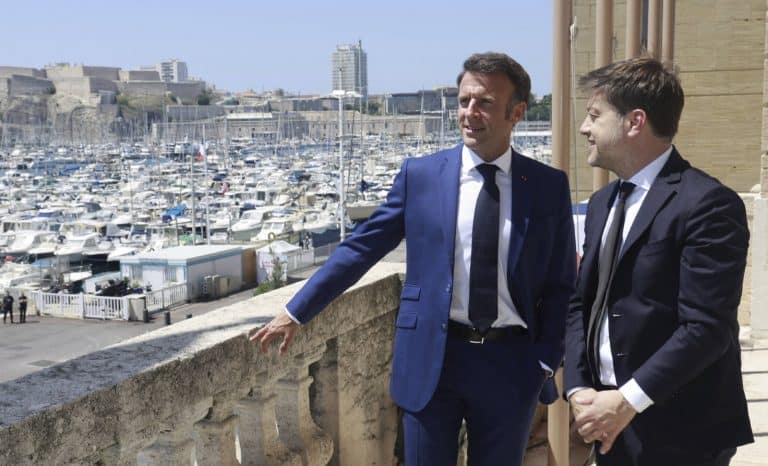 Macron, roi de France et maire de Marseille