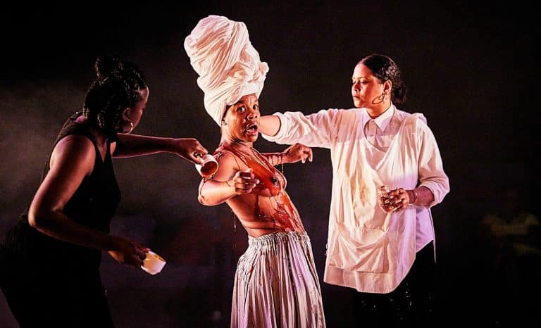 Avignon: bébés blancs embrochés et festivaliers accusés de racisme