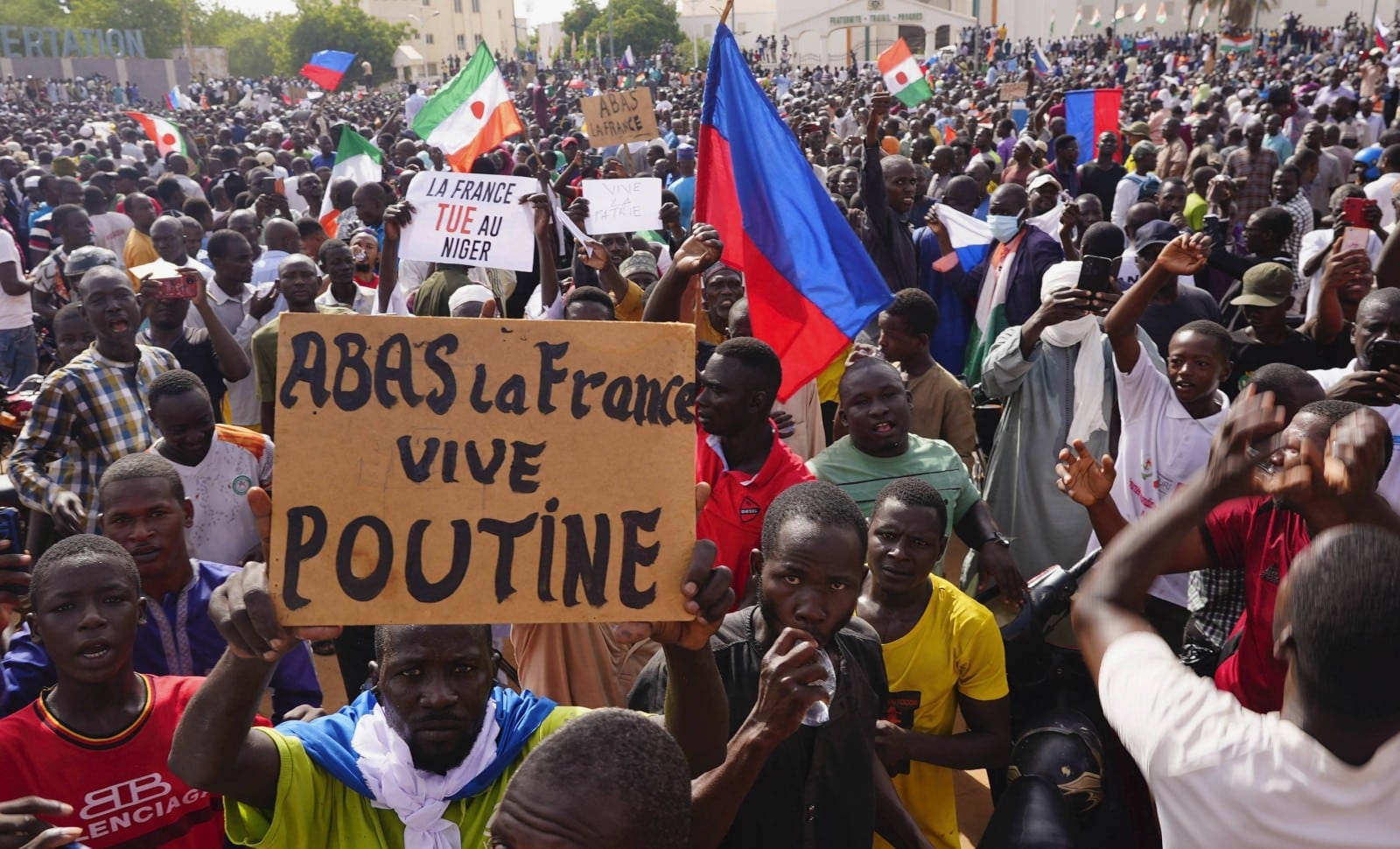 Niger, Maroc, Algérie: la France en difficulté