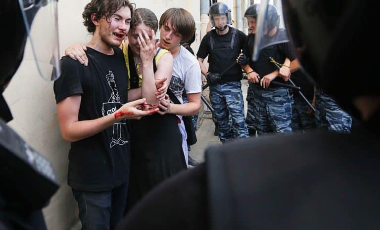 La Russie durcit sa loi anti-LGBT et interdit le transgenrisme