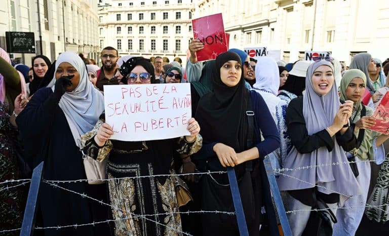 Belgique: ce petit guide qui provoque du grabuge à l’école