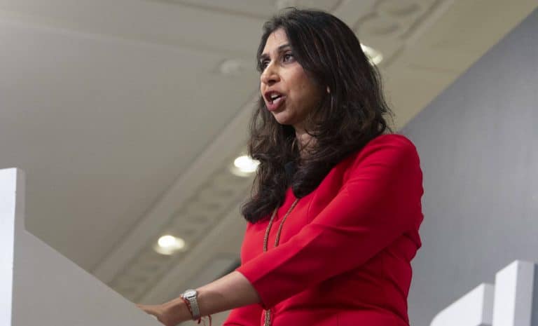 «Cruella Braverman», la ministre britannique qui pense que la Convention de Genève sur les réfugiés n&rsquo;est plus adaptée à l&rsquo;époque