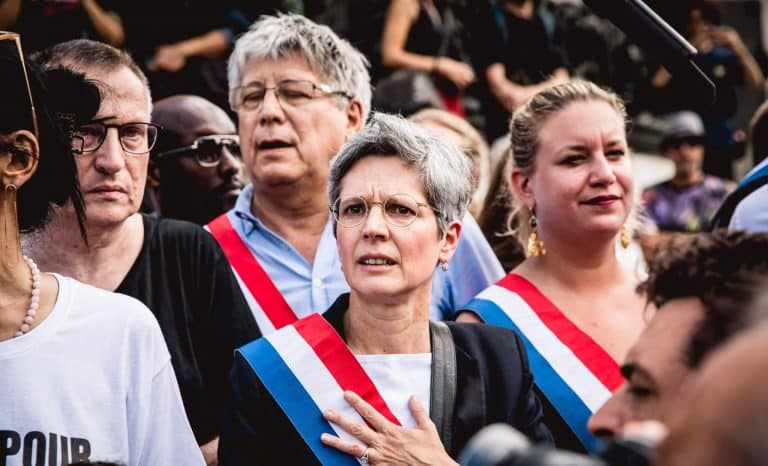 Quand les députés LFI refusent de se lever pour les policiers morts en mission