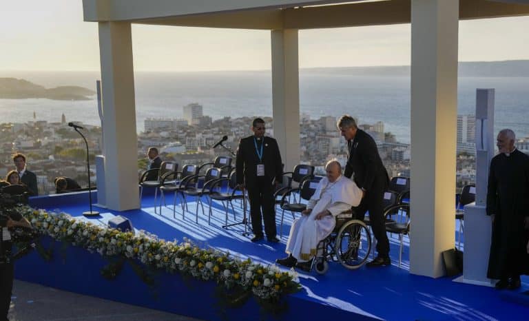 Une solution simple et consensuelle: les migrants au Vatican