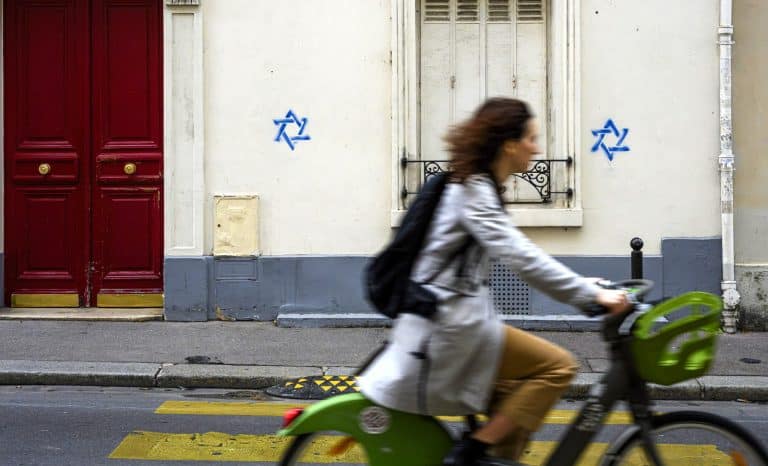 Étoiles de David taguées dans Paris: une énième déstabilisation russe?