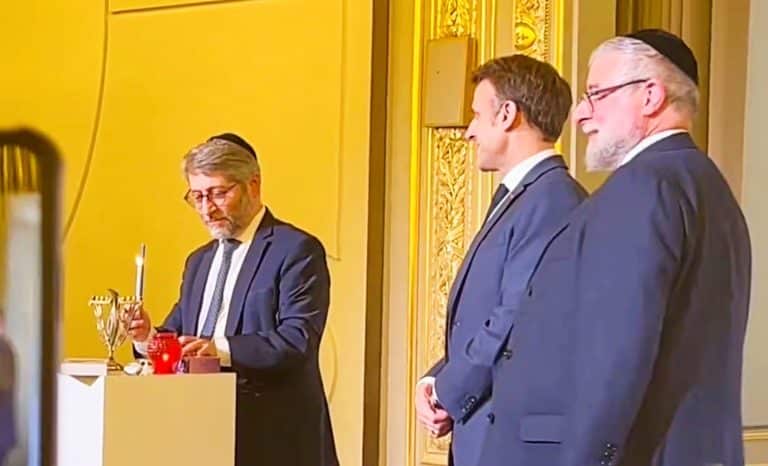 Se tenir à côté des Juifs de France ne nécessitait pas de porter atteinte à la laïcité