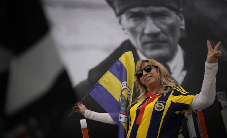 Les footballeurs turcs jouent pour Atatürk