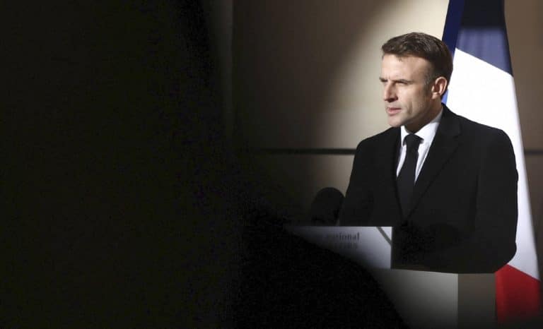 Il préside, nous attendons…