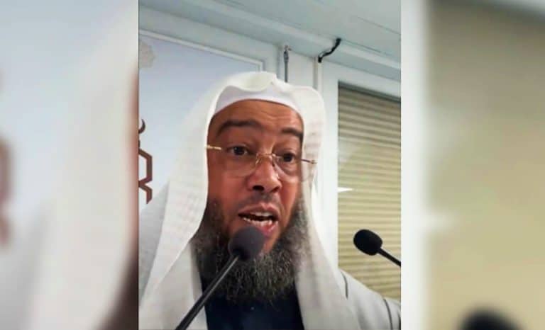 L’imam tunisien, le drapeau national et Satan