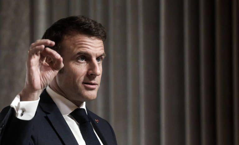 Macron sur l’Ukraine: en attendant les obus, des mots