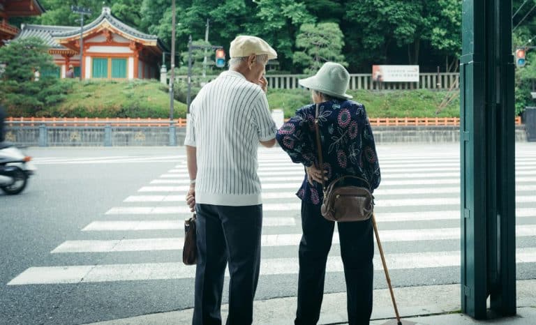 Au pays du soleil levant, les vieux en tiennent une de ces couches!