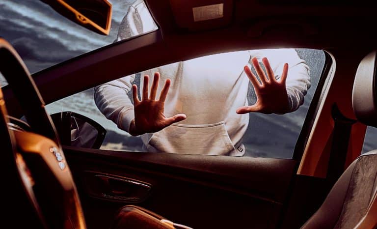 Sécurité: le gravage des vitres de voitures à l’épreuve des faits