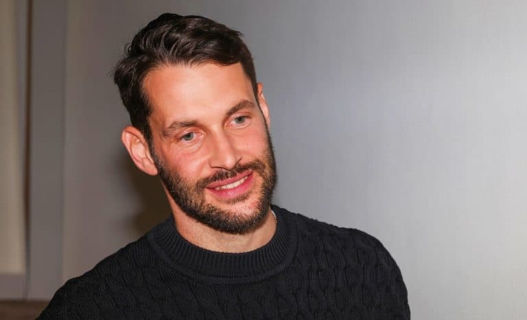 Deux hommes et un couffin