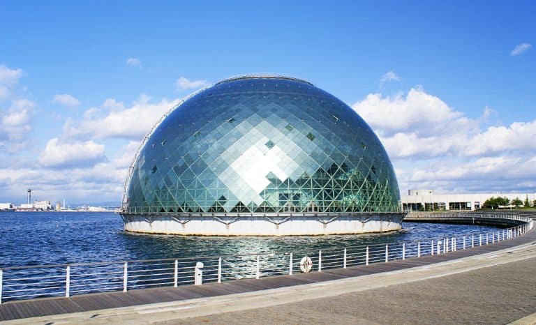 Entre ciel et terre, une architecture du passage