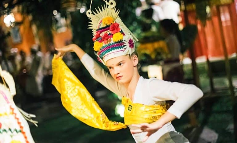 Dansons sous la pluie woke