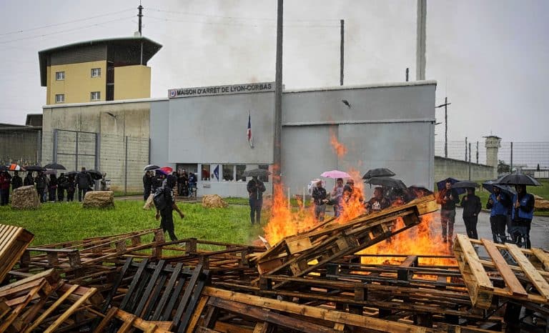 Attaque mortelle d’un fourgon pénitentiaire: grands maux et grands mots