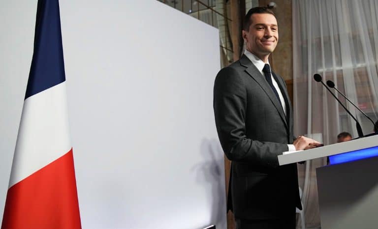 Interdiction des portables en classe: Jordan Bardella et Emmanuel Macron sur la même ligne