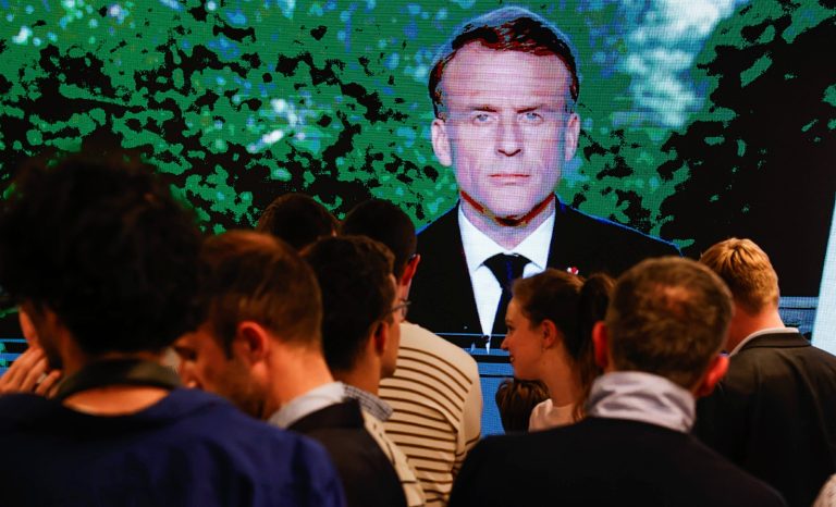 Dissolution: Macron appuie sur le bouton rouge